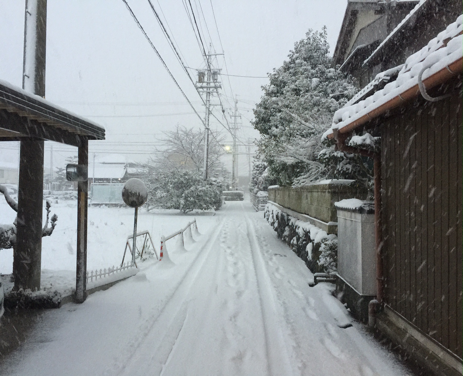 突然の積雪に雪止め設置のご依頼が…　／名古屋市