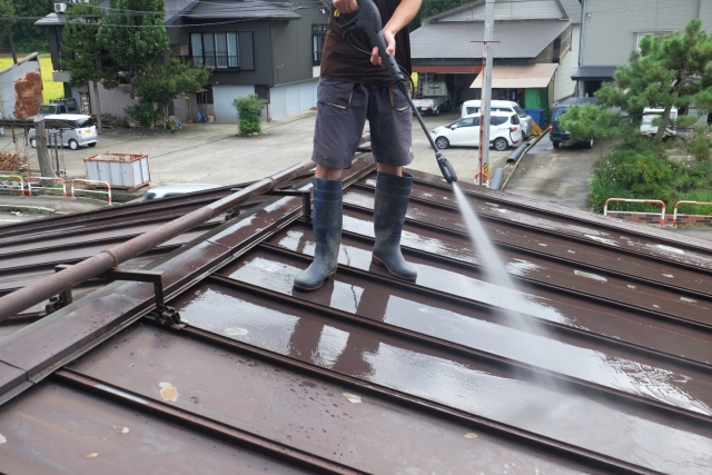 高圧洗浄する職人