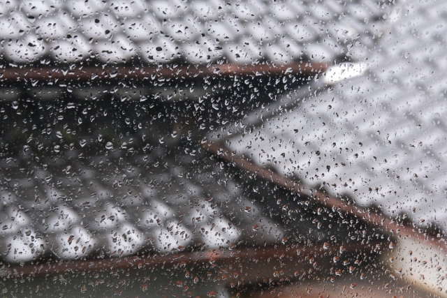 雨の日の瓦屋根