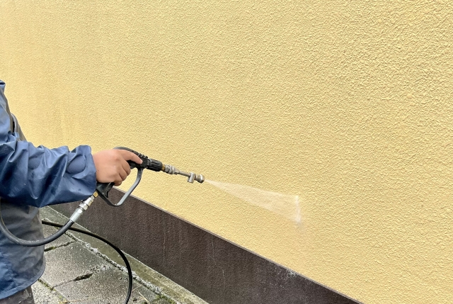 雨漏りの原因は屋根以外にも！：外壁からの雨漏りについてご紹介