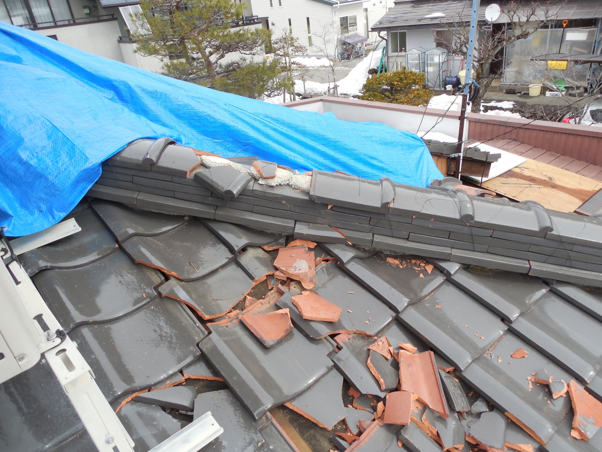 落雪で割れた下屋の瓦