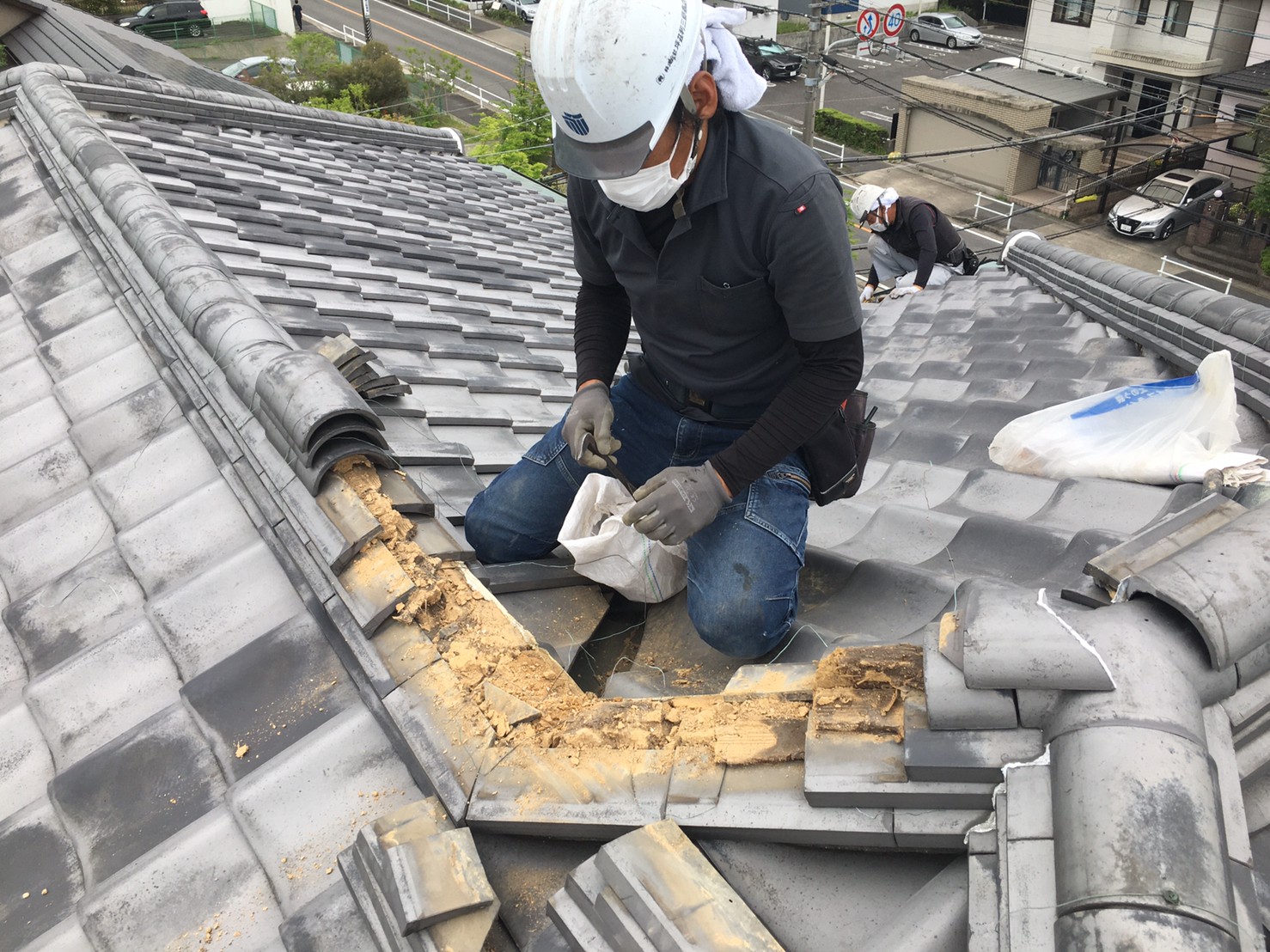 名古屋市昭和区にて瓦屋根の雨漏り補修工事を行いました【谷板増張】