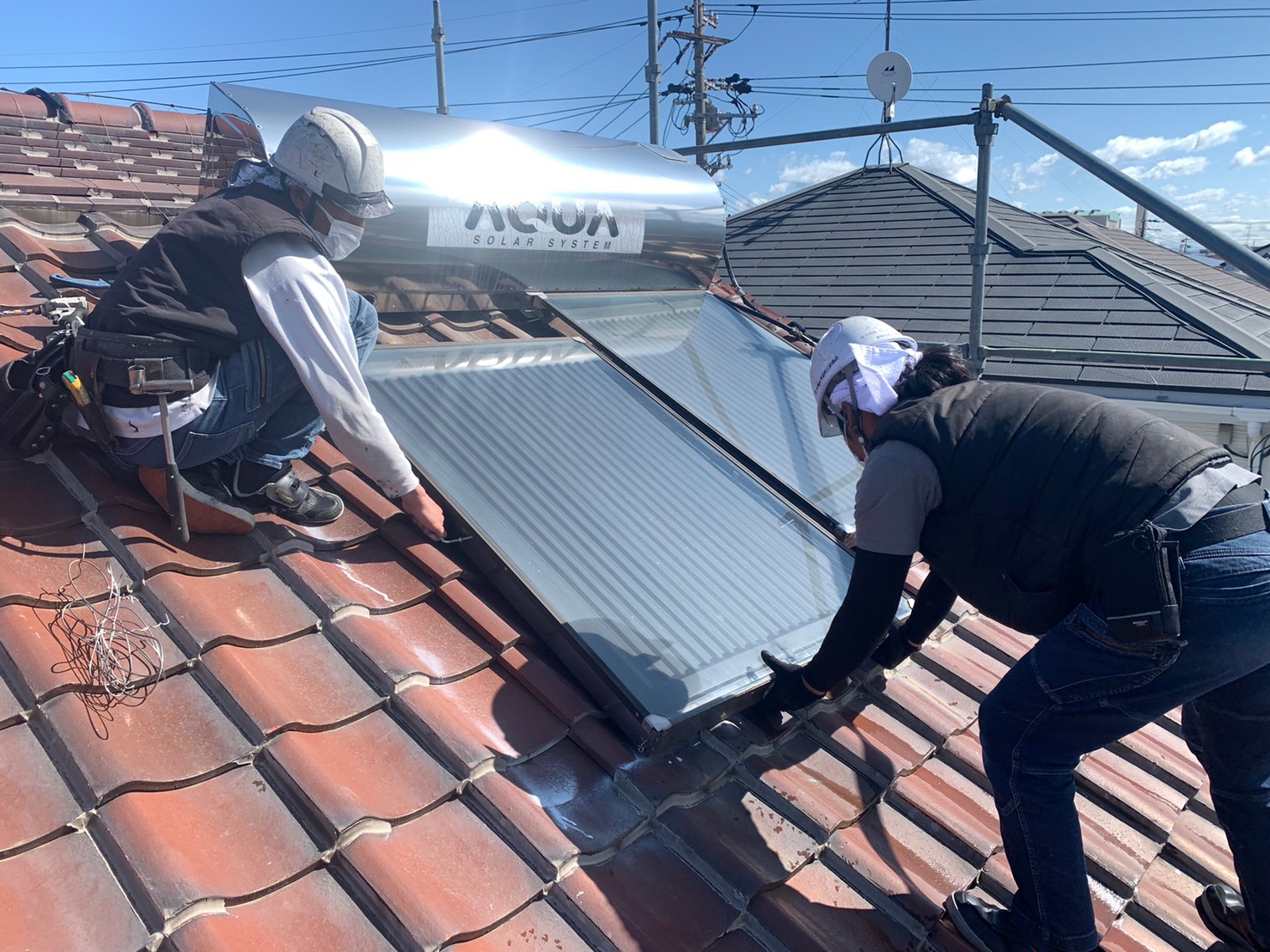 あま市にて和瓦屋根雨漏り補修工事を行いました。【温水器撤去】